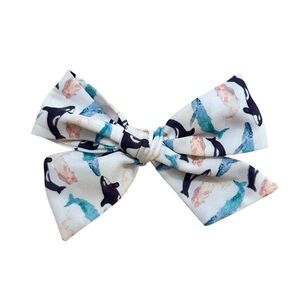 Chic Pipsqueak Whale Bow Clip